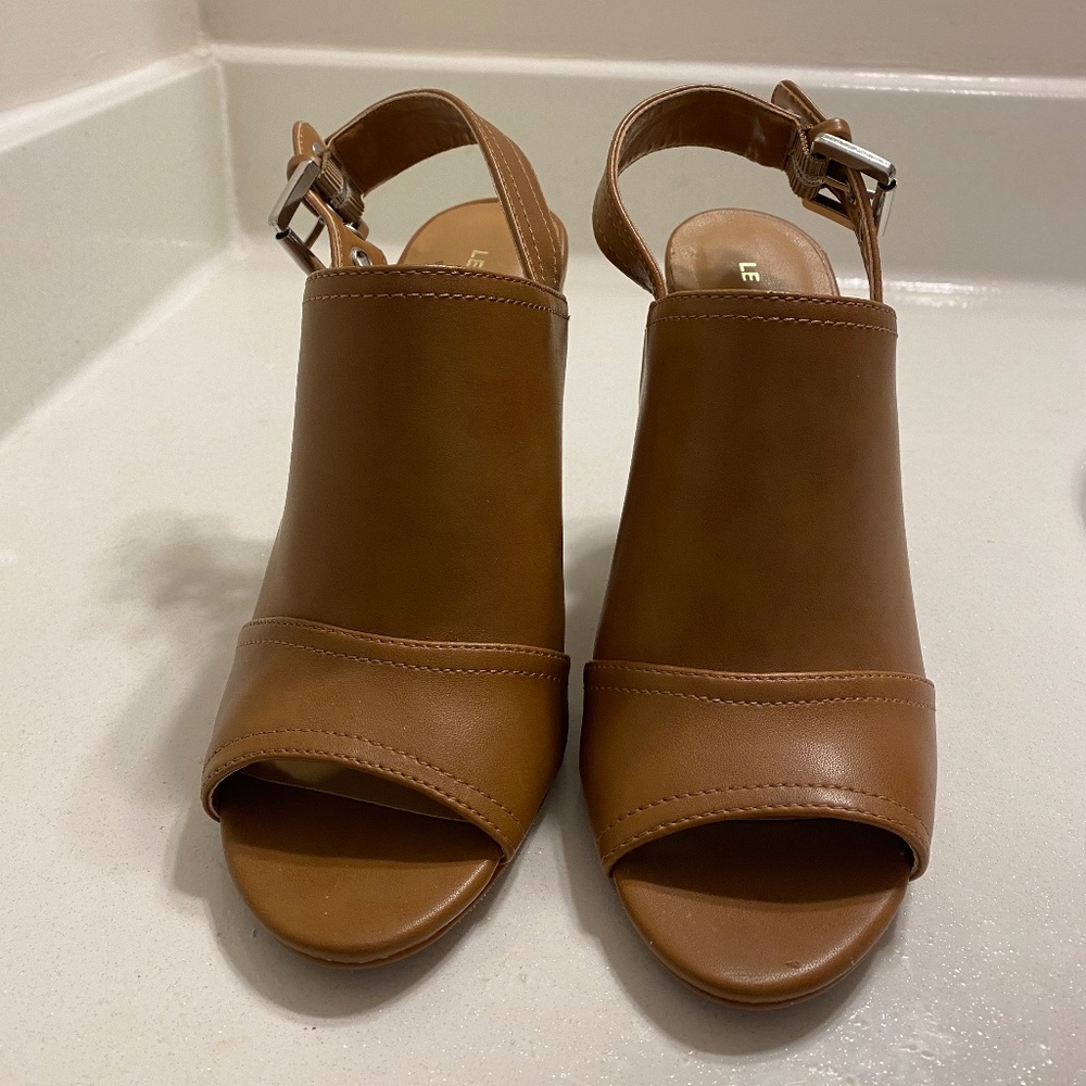Le Chateau Shoes - Picture 2 of 6